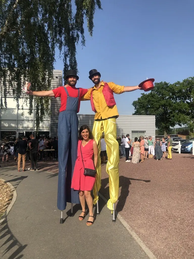 2 échassiers et l'organisatrice d'une soirée d'entreprise sur le thème du cirque