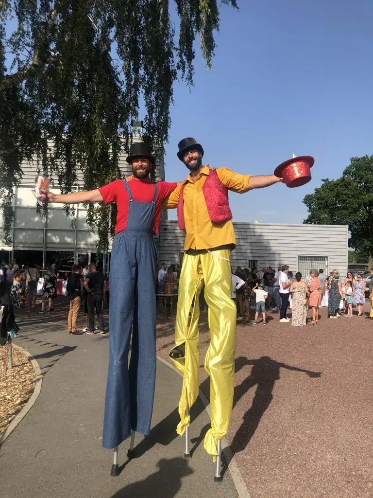 2 échassiers pour animer une soirée d'entreprise sur le thème du cirque