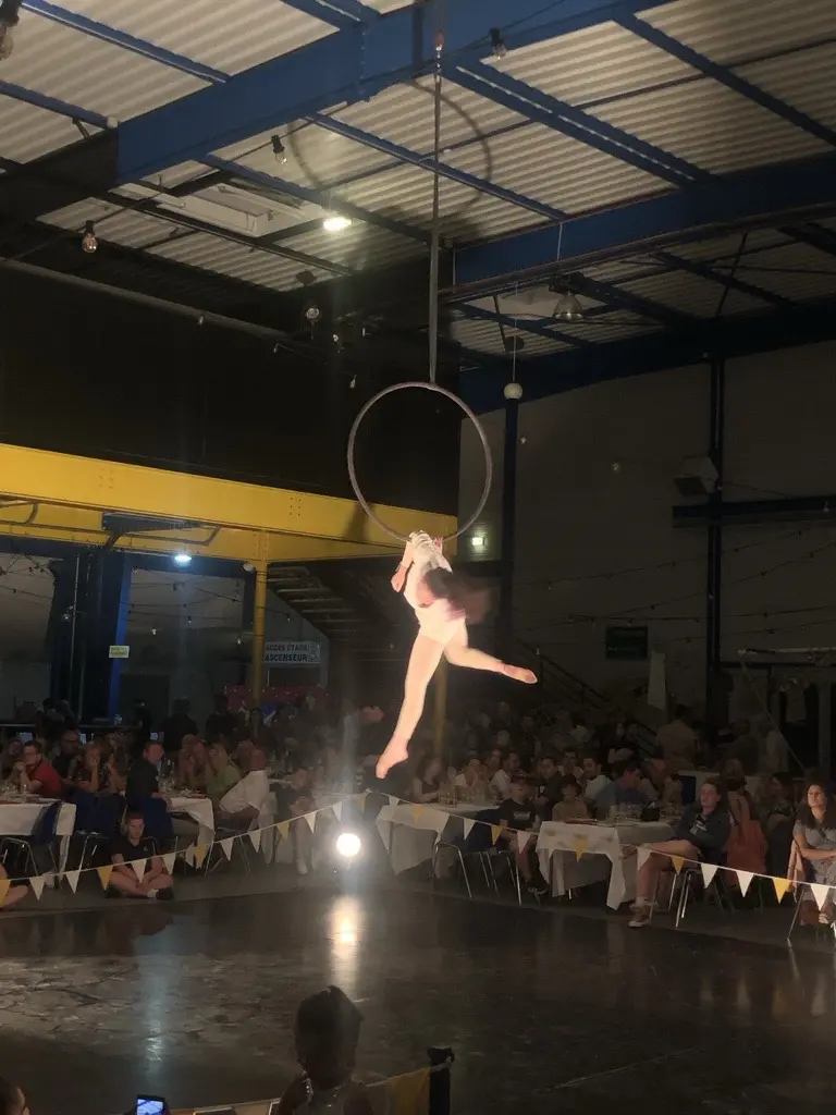 acrobate en train de performer à l'occasion d'une soirée d'entreprise organisée sur le thème du cirque