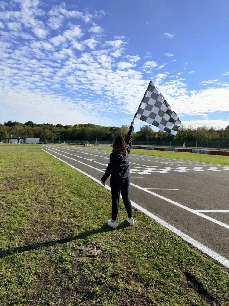 activité team building karting lors d'une convention d'entreprise - drapeau dressé pour lancer la course