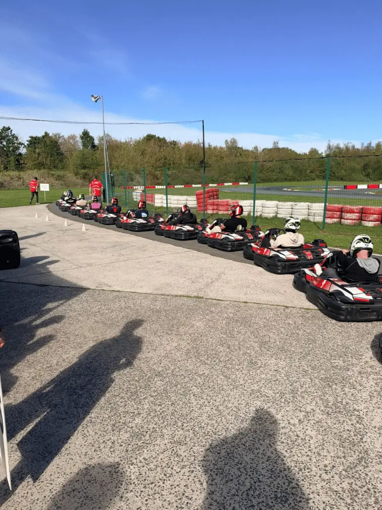 activité team building karting lors d'une convention d'entreprise - collaborateurs dans les karts prêts à démarrer la course sur le circuit