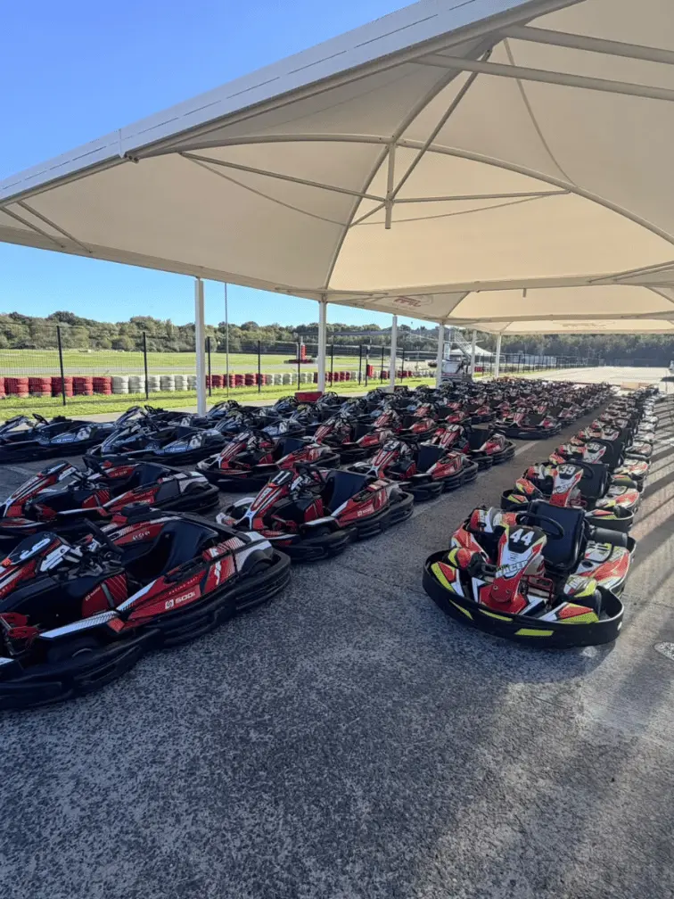 activité team building karting lors d'une convention d'entreprise - karts rangés sur le départ du circuit