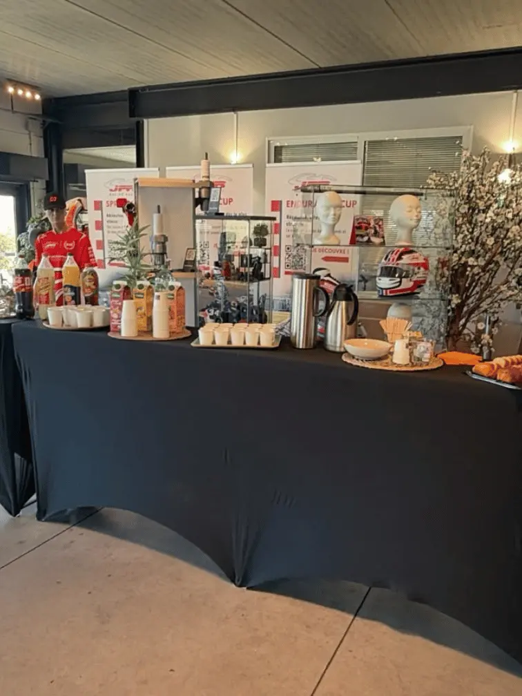 buffet dressé pour accueillir une convention d'entreprise