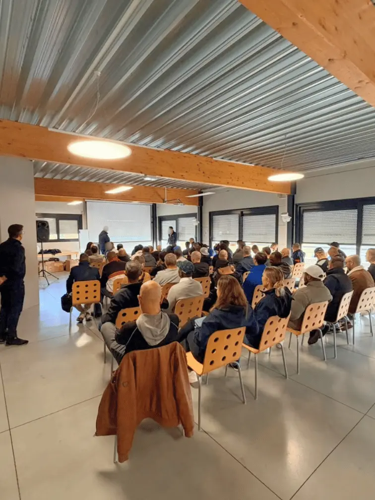 collaborateurs dans une salle plénière participant à une convention d'entreprise